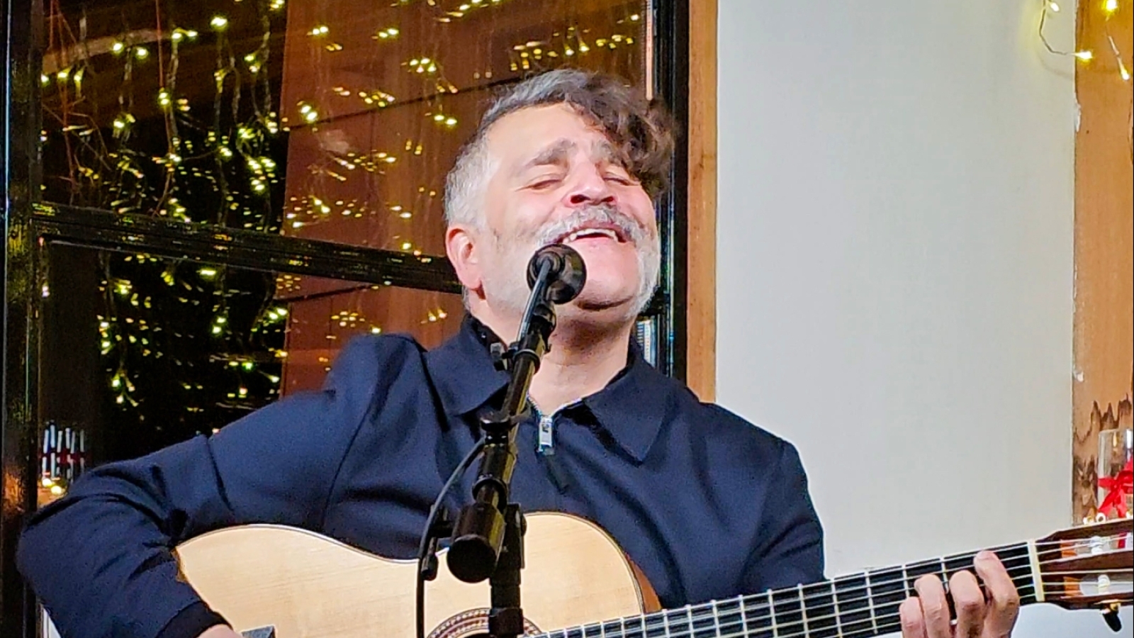 Chris Cavaliere singing